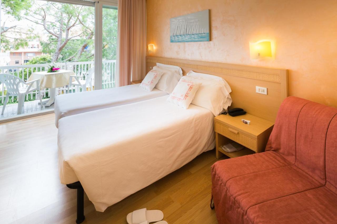 Corallo Wellness Hotel Diano Marina Bagian luar foto
